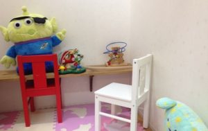 シールはがし裏技！子供がガラスや木の床にシール…ベタベタを取るには