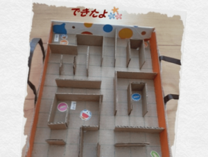 人気の遊べる工作「ビー玉迷路」を低学年でも簡単に！｜作り方と画像