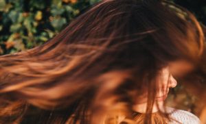 産後の抜け毛や髪質劣化はいつまで？ドライヤーのかけ方でも変わります