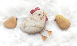 自然素材の石を使った工作♪簡単かわいいニワトリ・ひよこ｜石ころアート