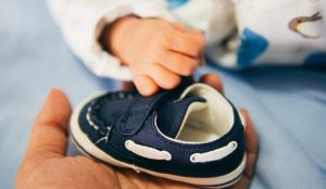 赤ちゃんが朝まで寝るのはいつから？寝かしつけ疲れ対策と長泣き対処法